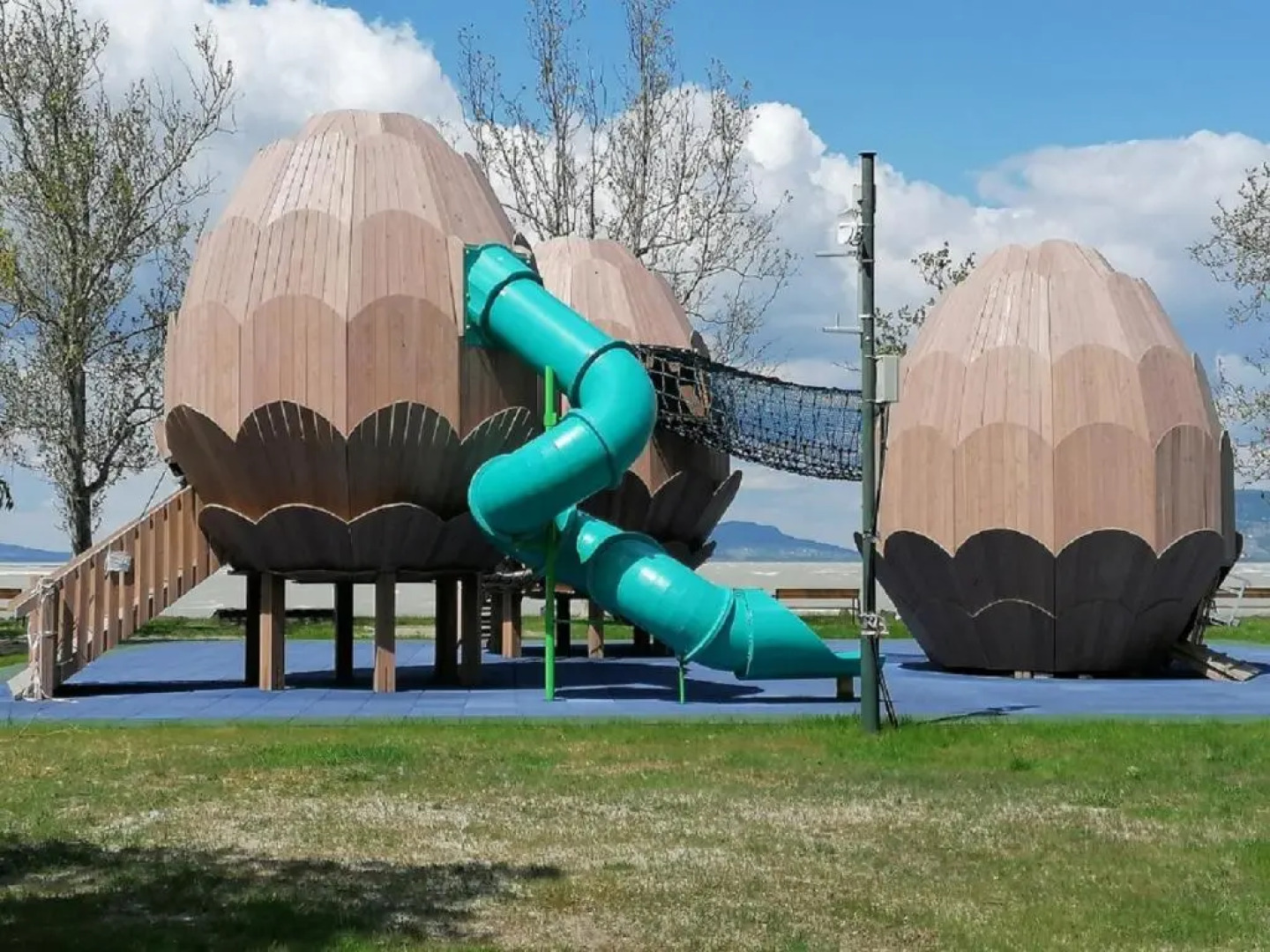 7 férőhelyes ház Balatonfenyvesen a tótól 15 m-re saját stéggel és csónakkal