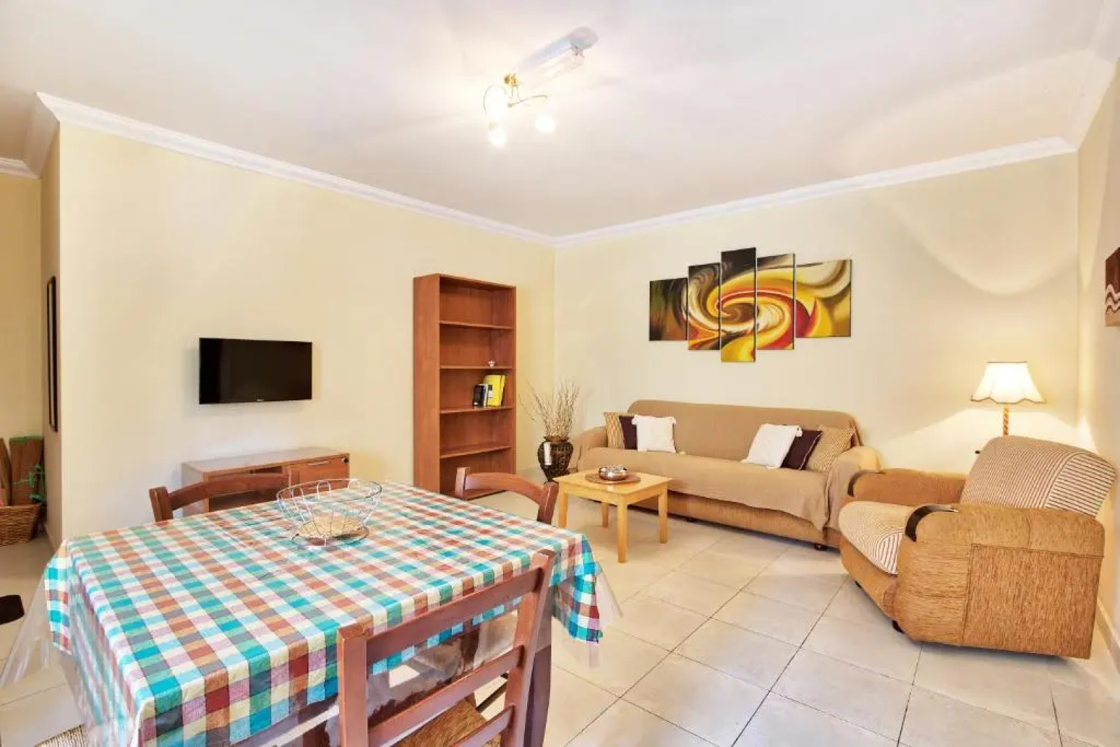 MS26 - Spacious Maisonette By The Sea