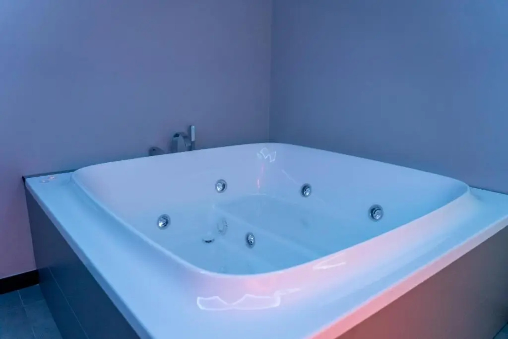 Skyline Rooms & Suites