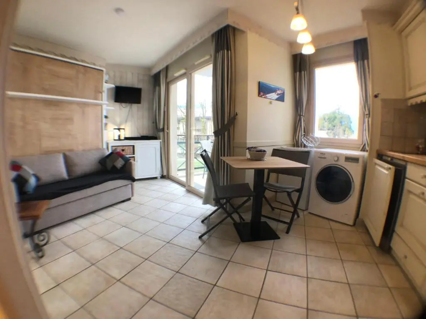 Situation exceptionnelle pour ce cosy studio avec terrasse SUR LAC, dans résidence avec PLAGE et ponton PRIVEE