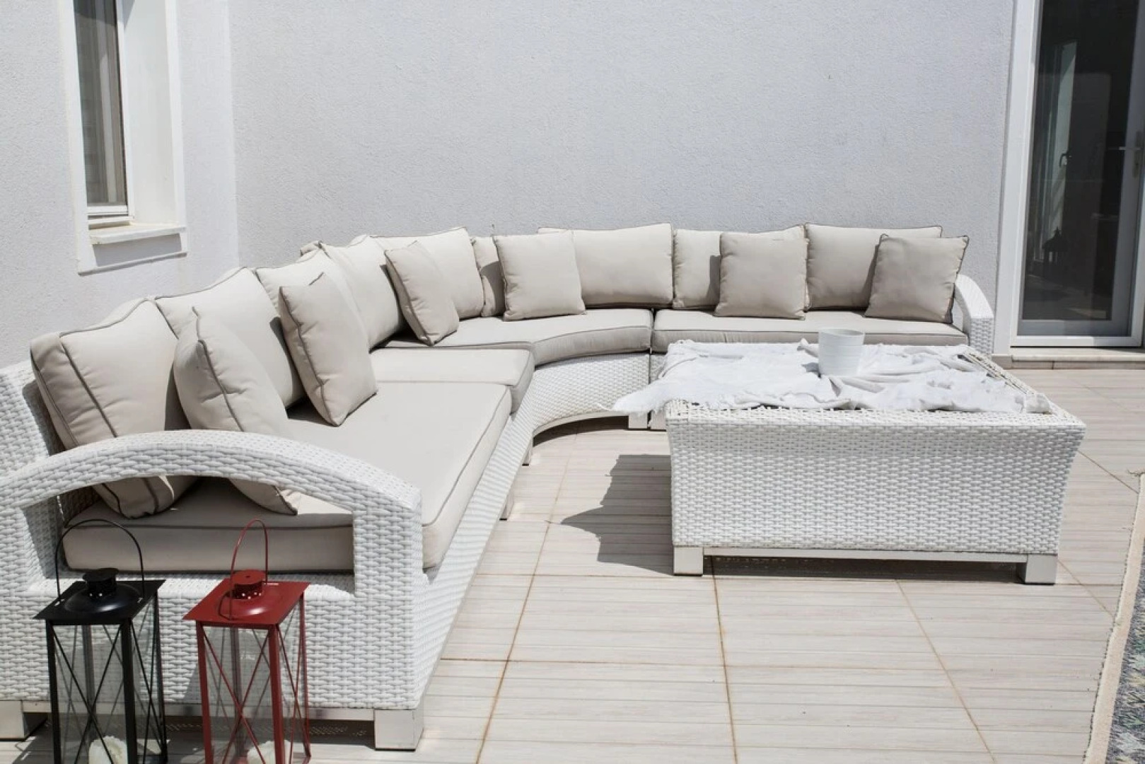 Important Group Villa Olivia