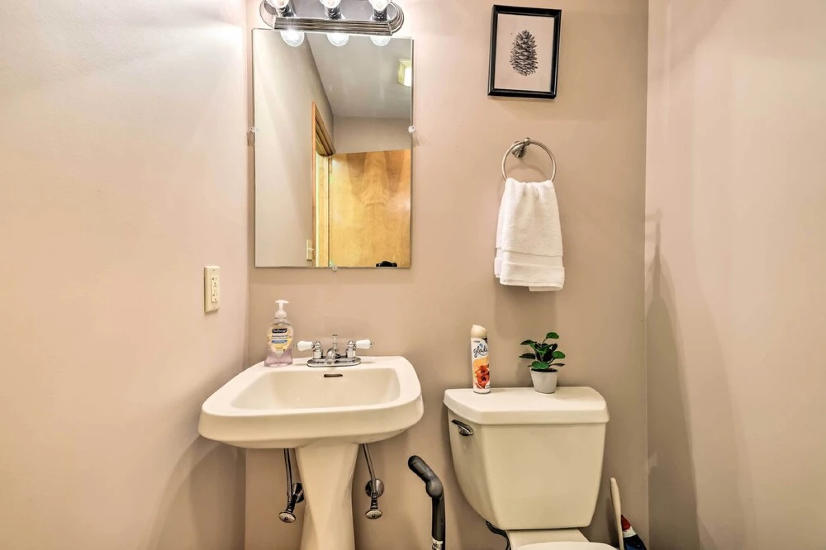 Hot Tub, Lake Access: Spacious Poconos Getaway!