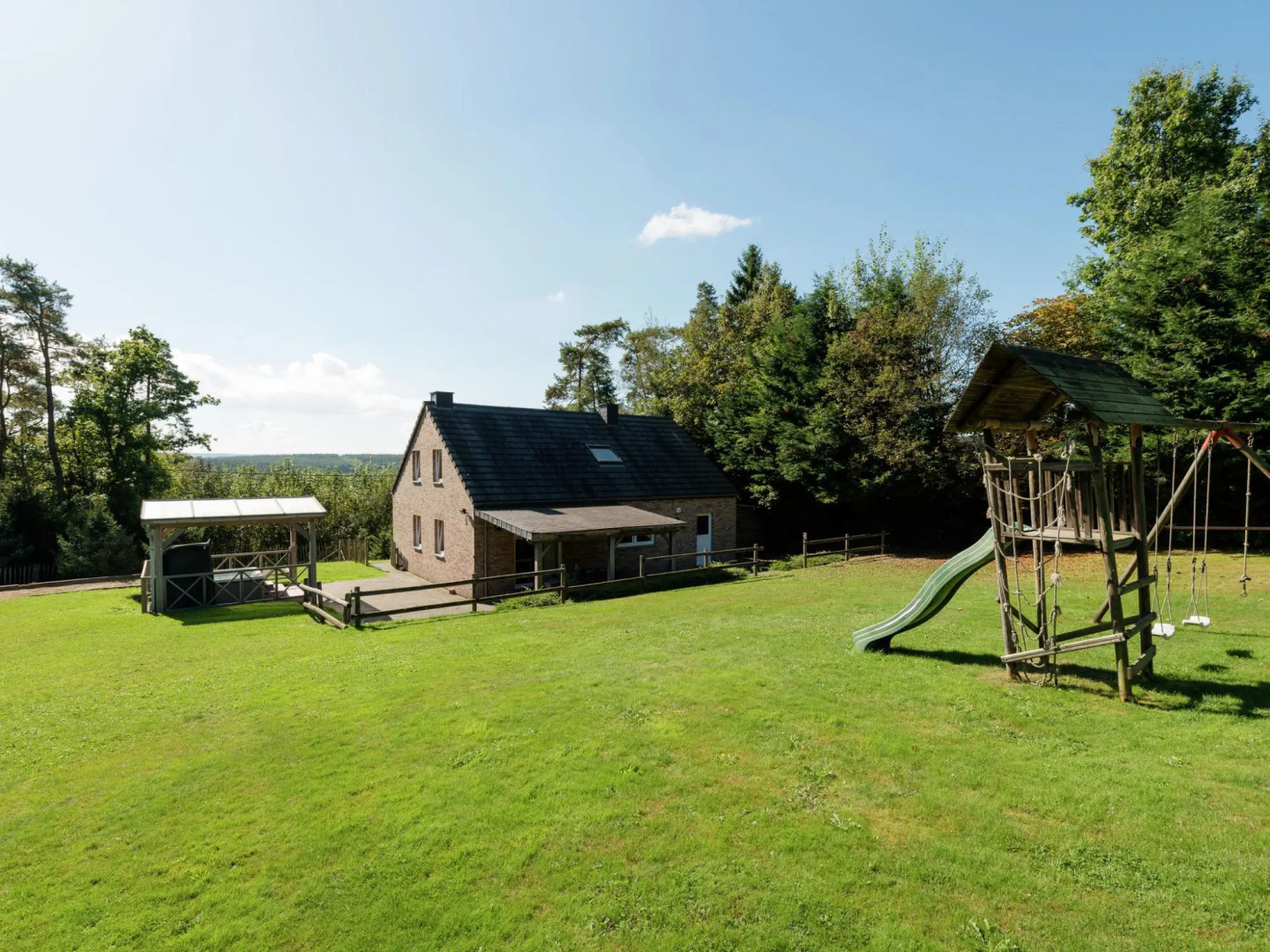 Pastoral villa in Heure with bubble bath, sauna, terrace and large garden