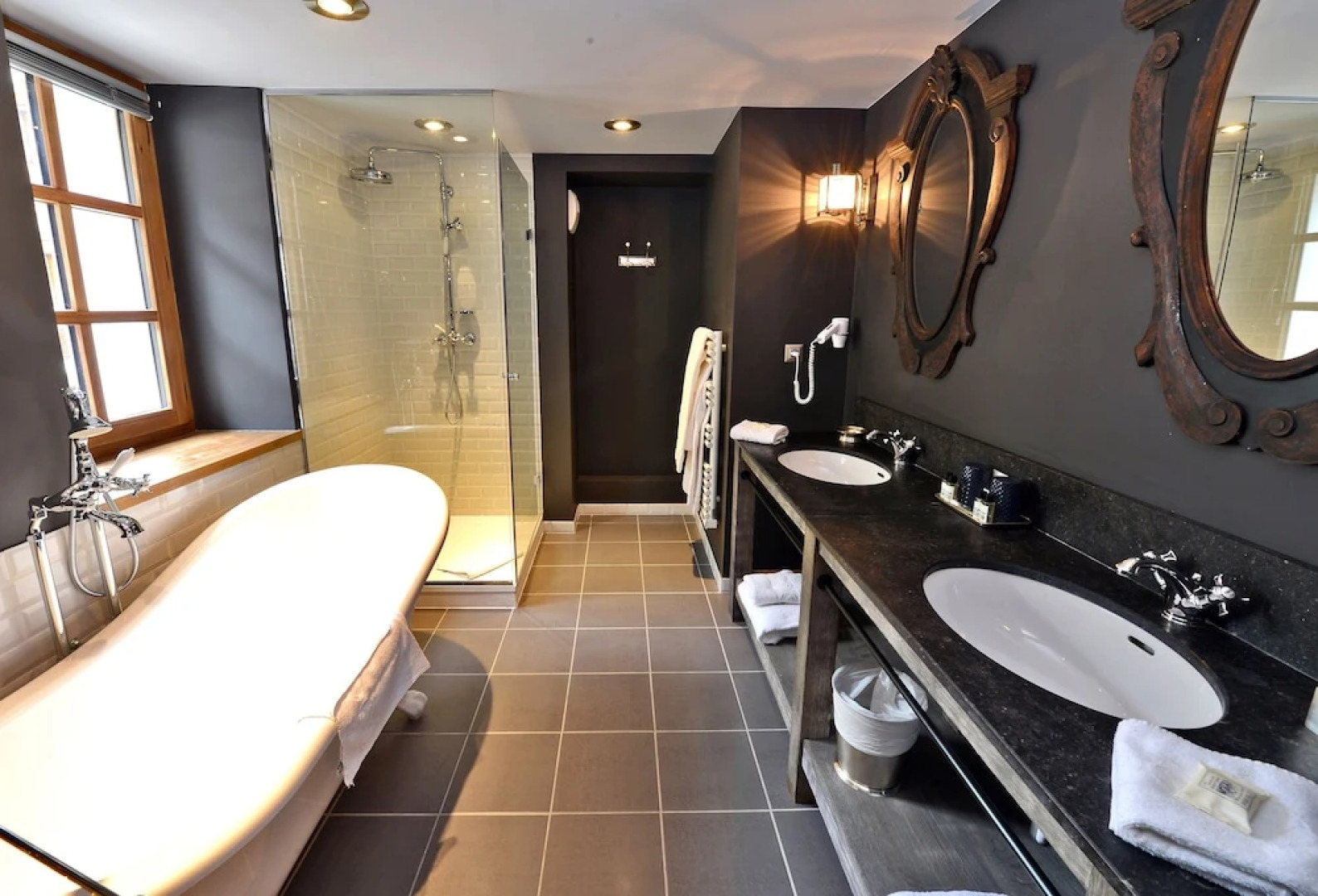 Les 5 Freres Maison de Famille