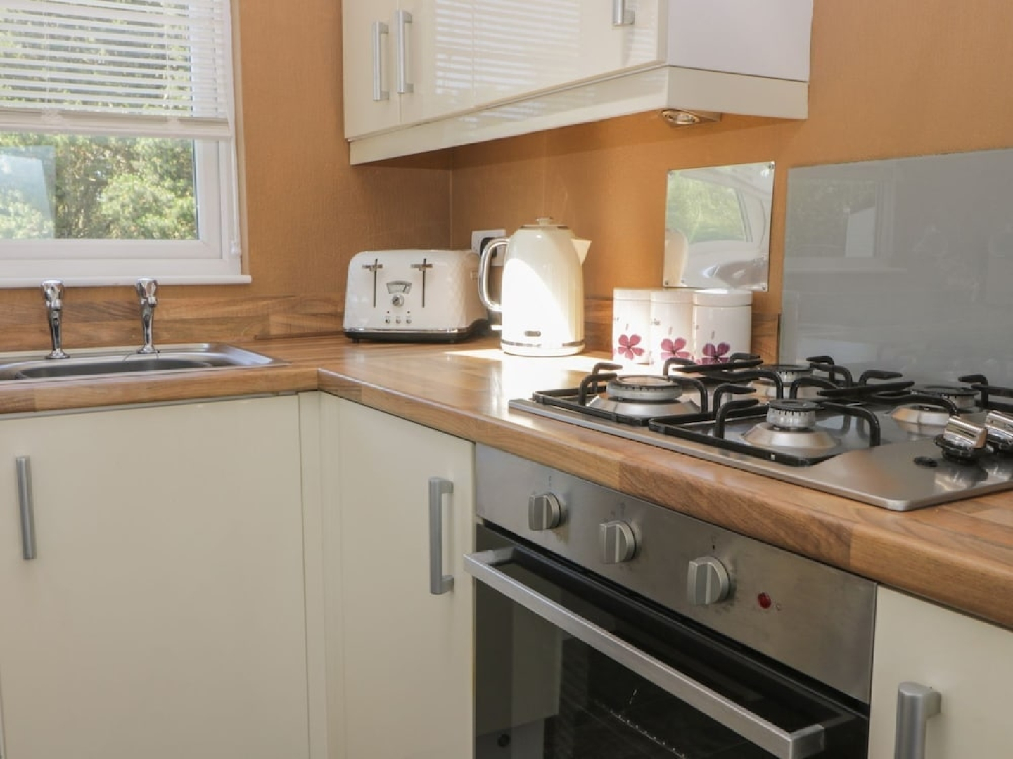 Impeccable 3-Bed Lodge At Cayton Bay Holiday Park