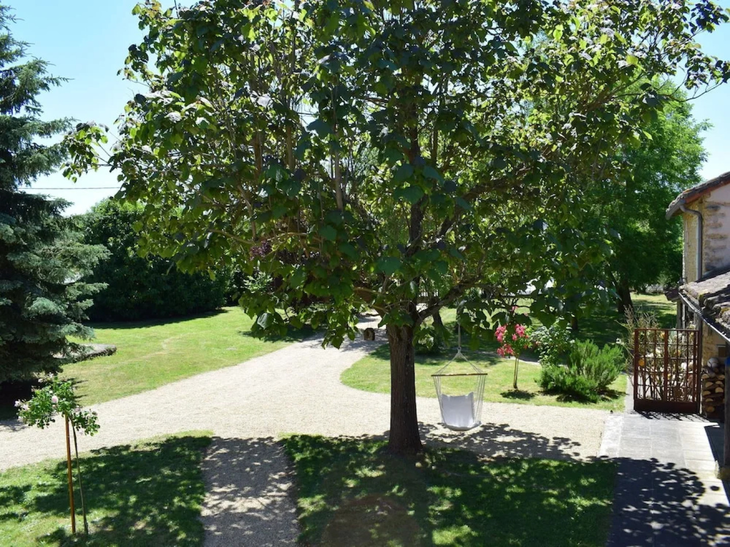 18th Century Farmhouse With Spacious Covered Terrace, Nearby Poitiers and Chinon