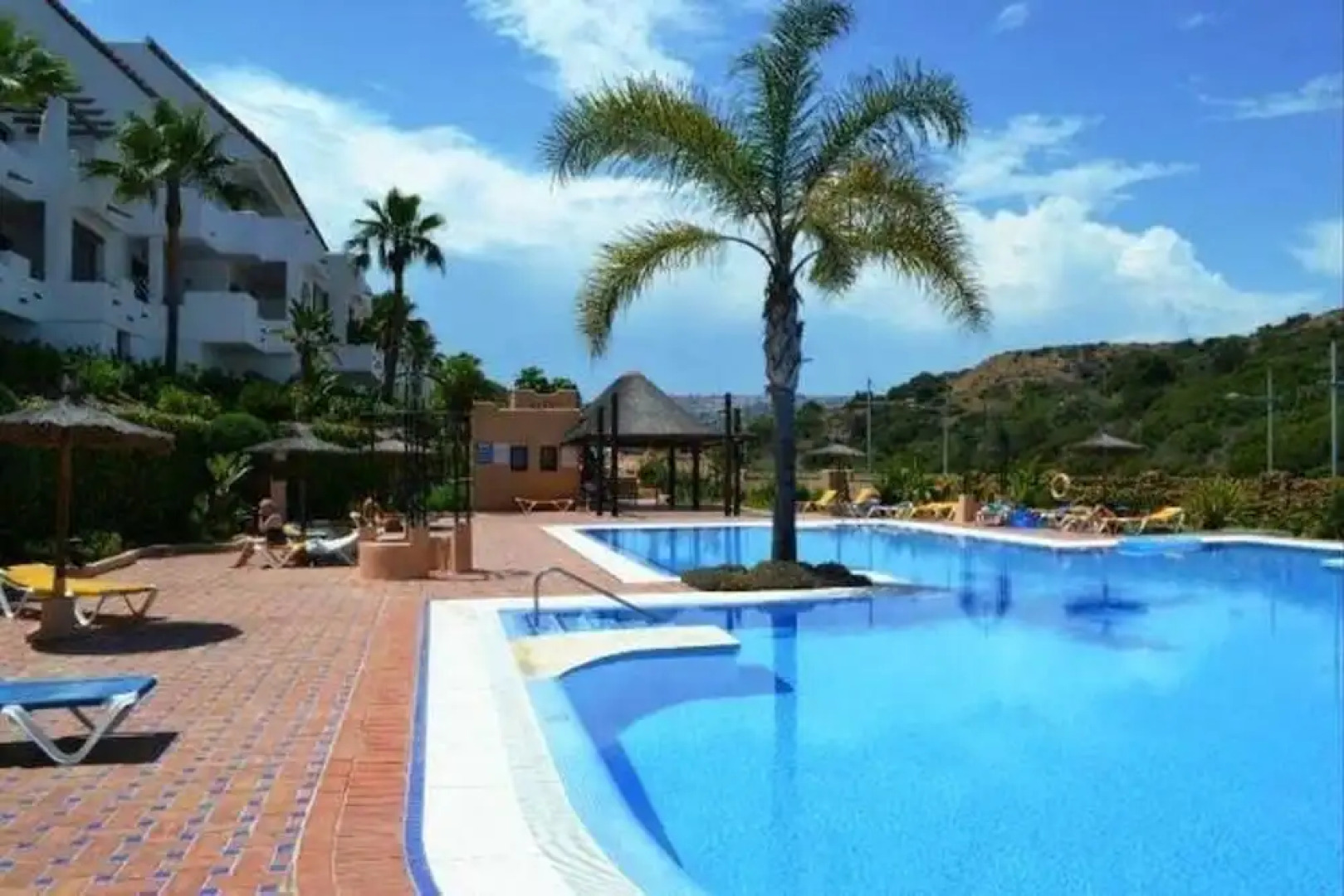 Luxury 2 Bed Penthouse Apt With 5 Swimming Pools