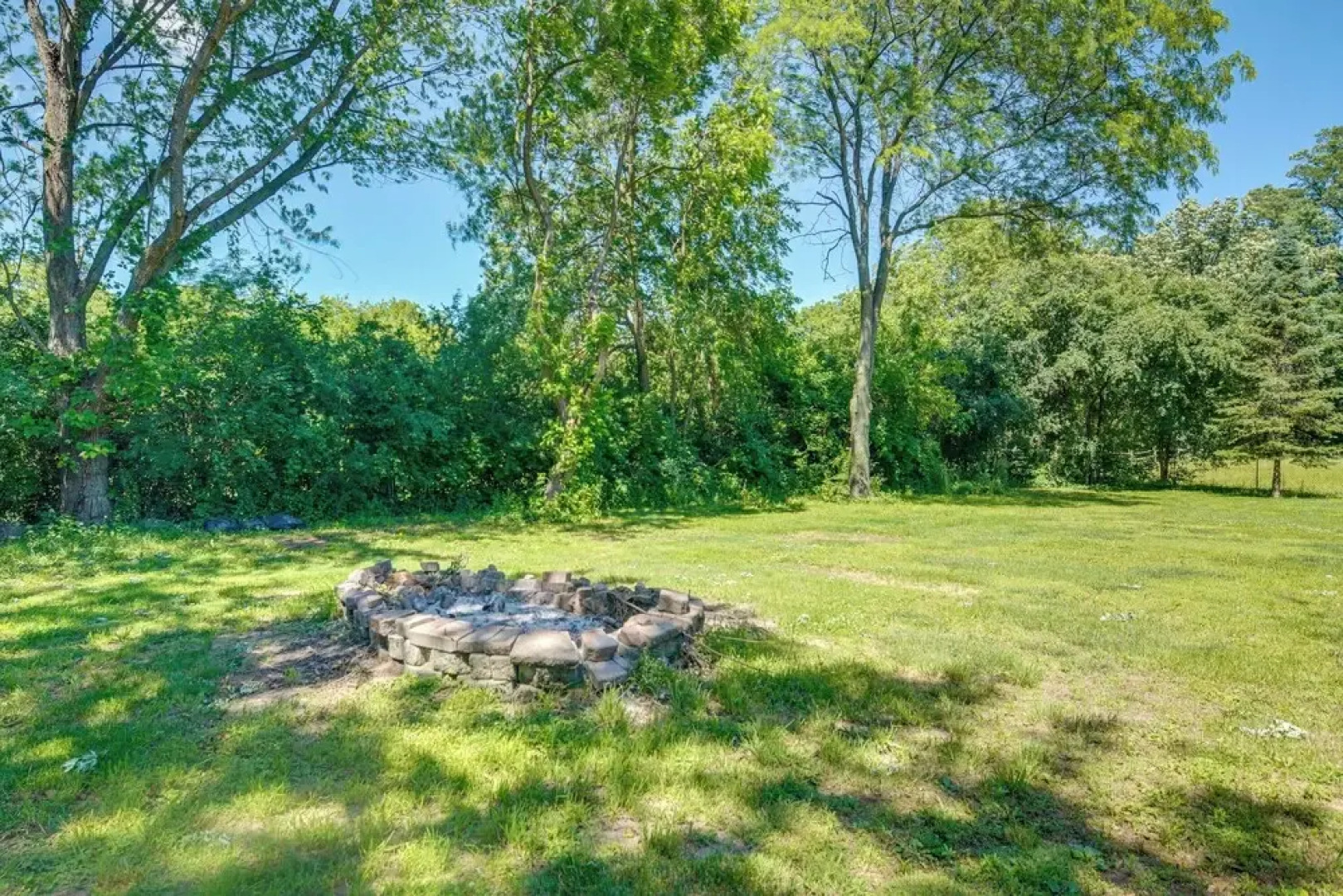 Peaceful Warrenville Home: 1 Mi to Herrick Lake!