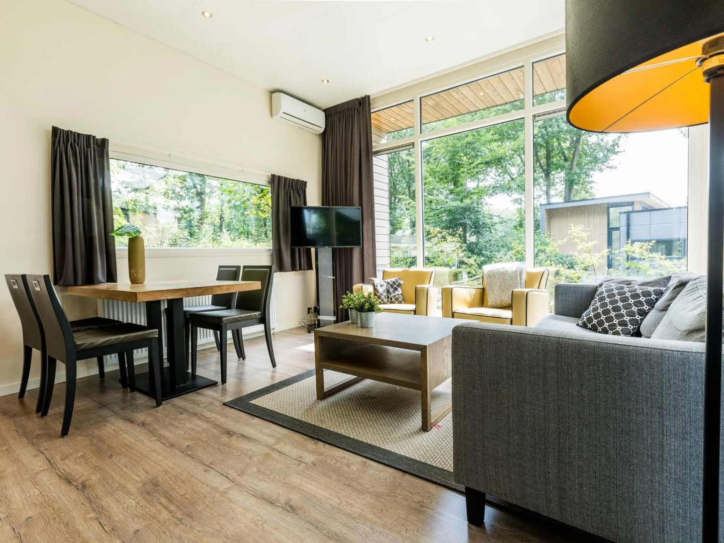 Modern chalet with outdoor sauna and spa, in a holiday park, near the Veluwe