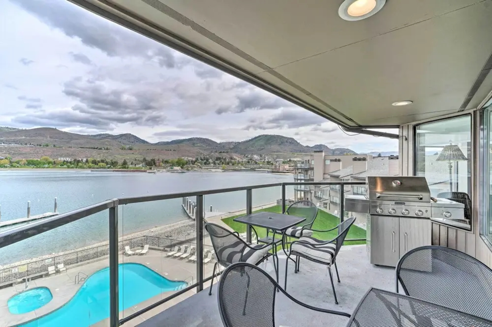 Beautiful Condo w/ Balcony on Lake Chelan!