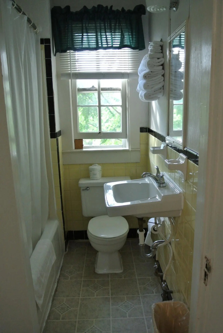 RoseWood Inn