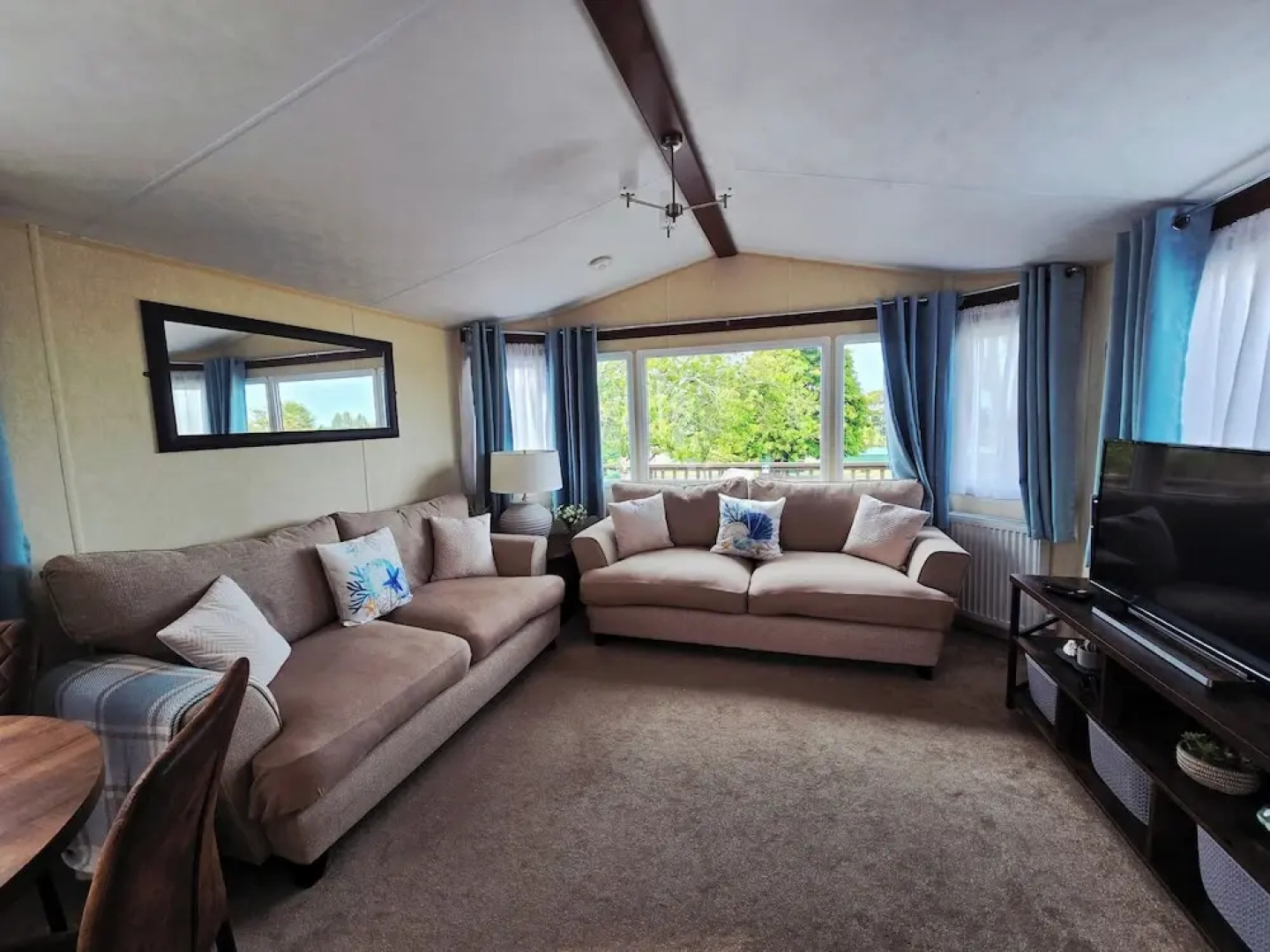 Cariad Bach 64 Dinas Cross