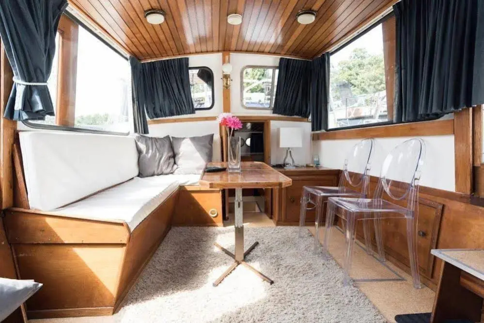 Authentic Houseboats Amsterdam