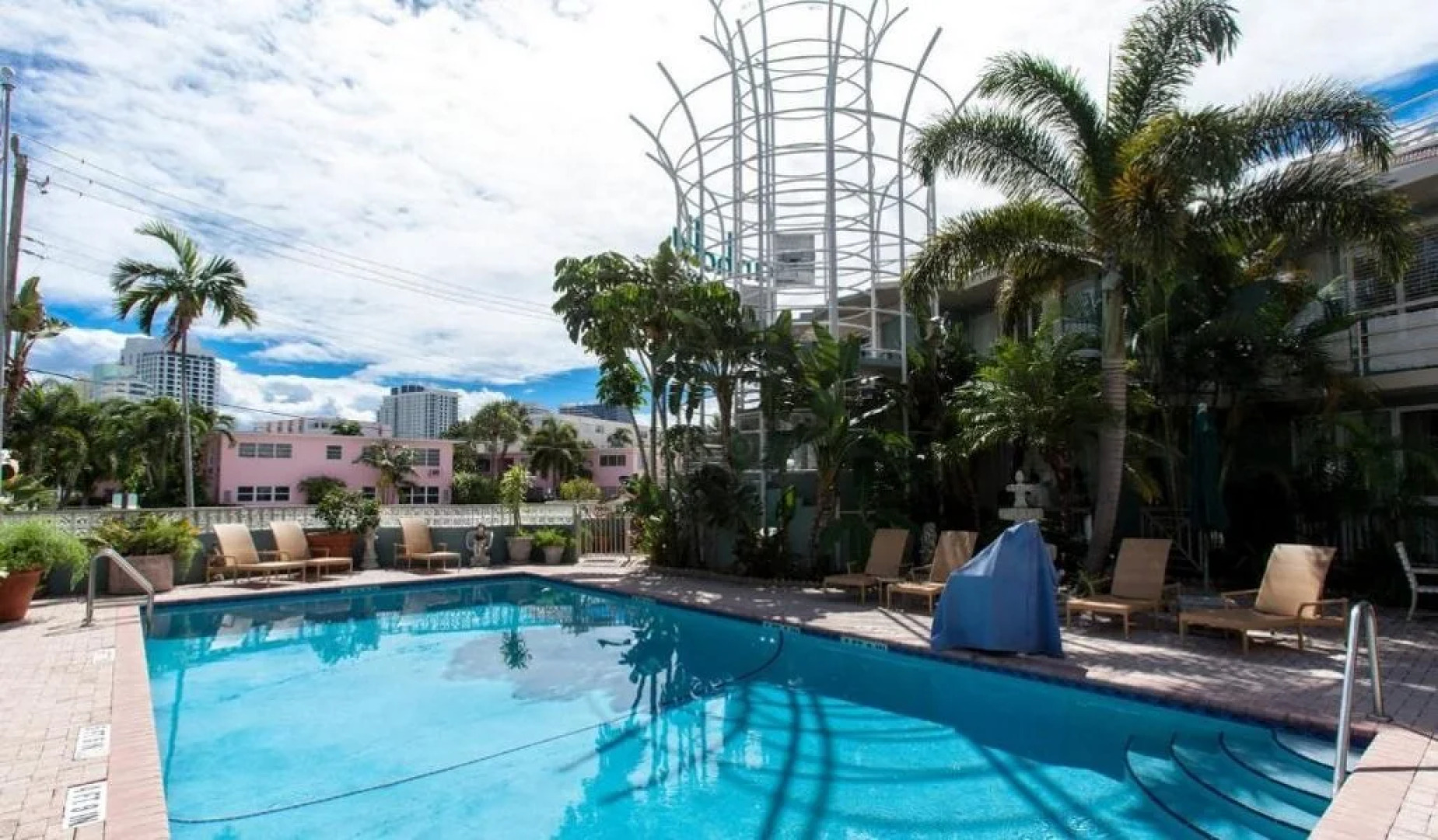 Manhattan Tower Apartment Hotel