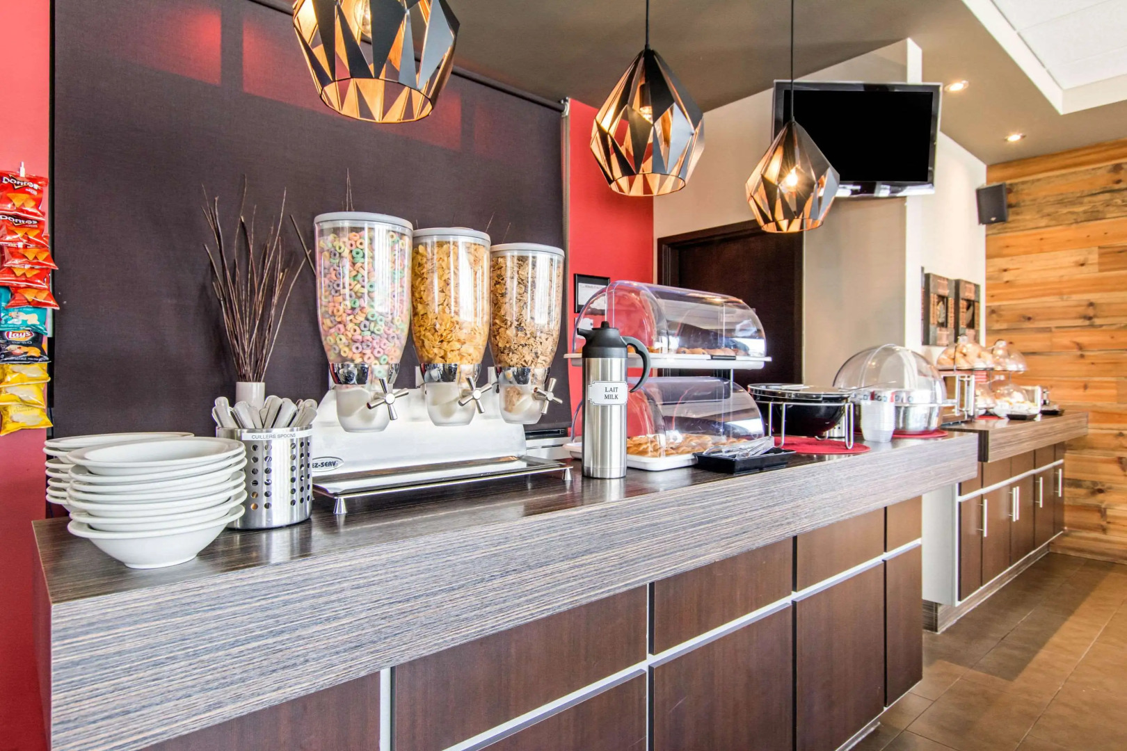 Econo Lodge Inn & Suites