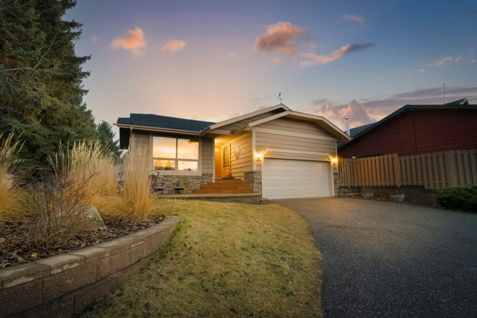 SPACIOUS 3,000 sq2 Luxury Home | PRIVATE Pool & Hot Tub | STEPS to Kinsmen Beach