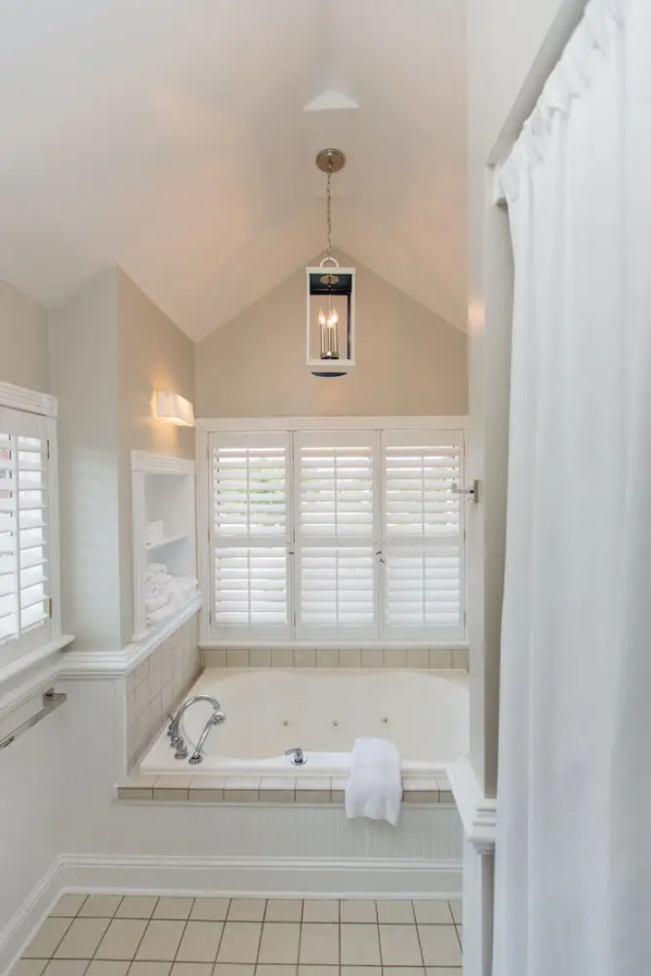 The Burrus House Inn Waterfront Suites