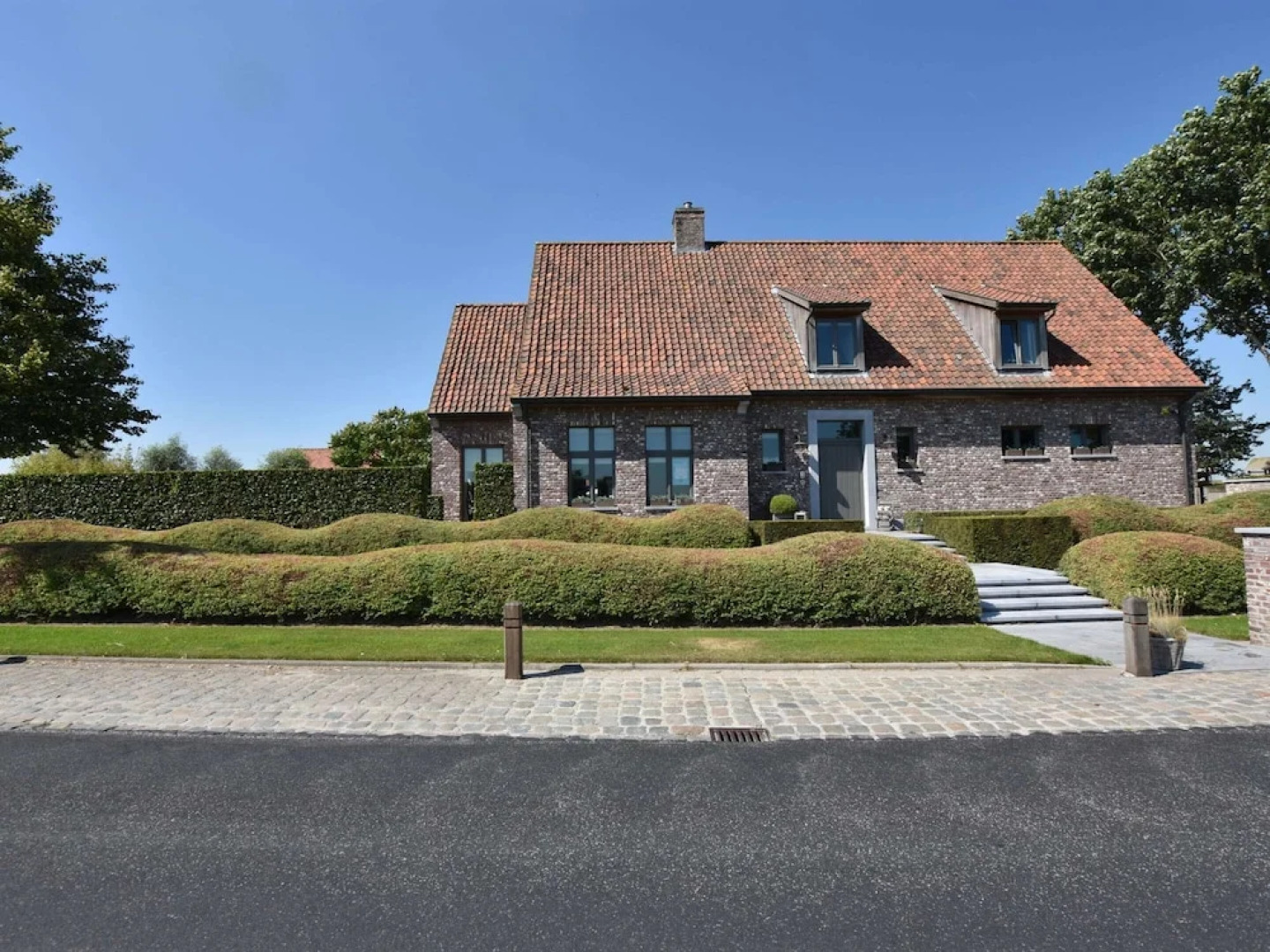 Tasteful Mansion in Lichtervelde with Hot Tub