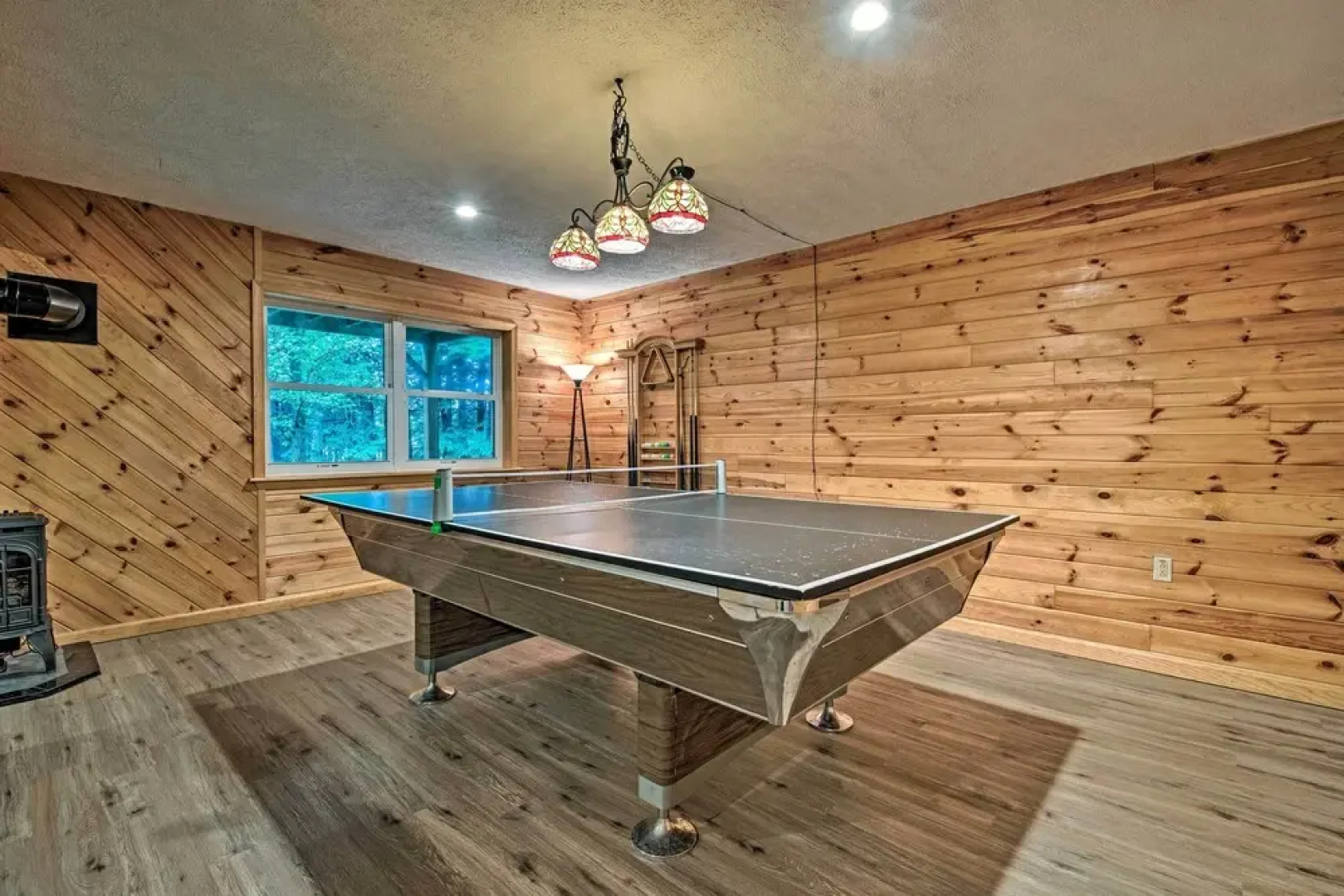 Lakeside Camelot Chalet: 3 Mi to Jack Frost Skiing