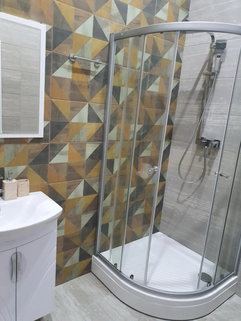 Anna and King  (on Zheleznodorozhnoy)