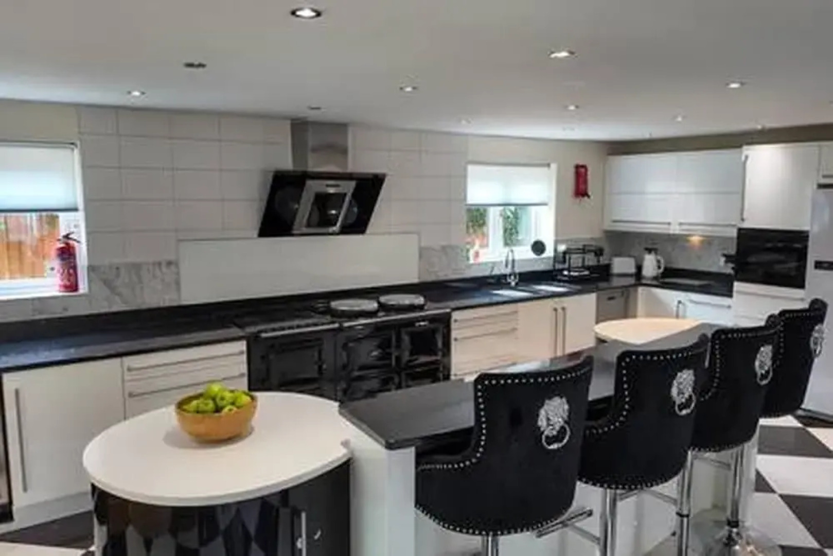 Stratford 4 BR Family Mansion With Pool, Gym & BBQ