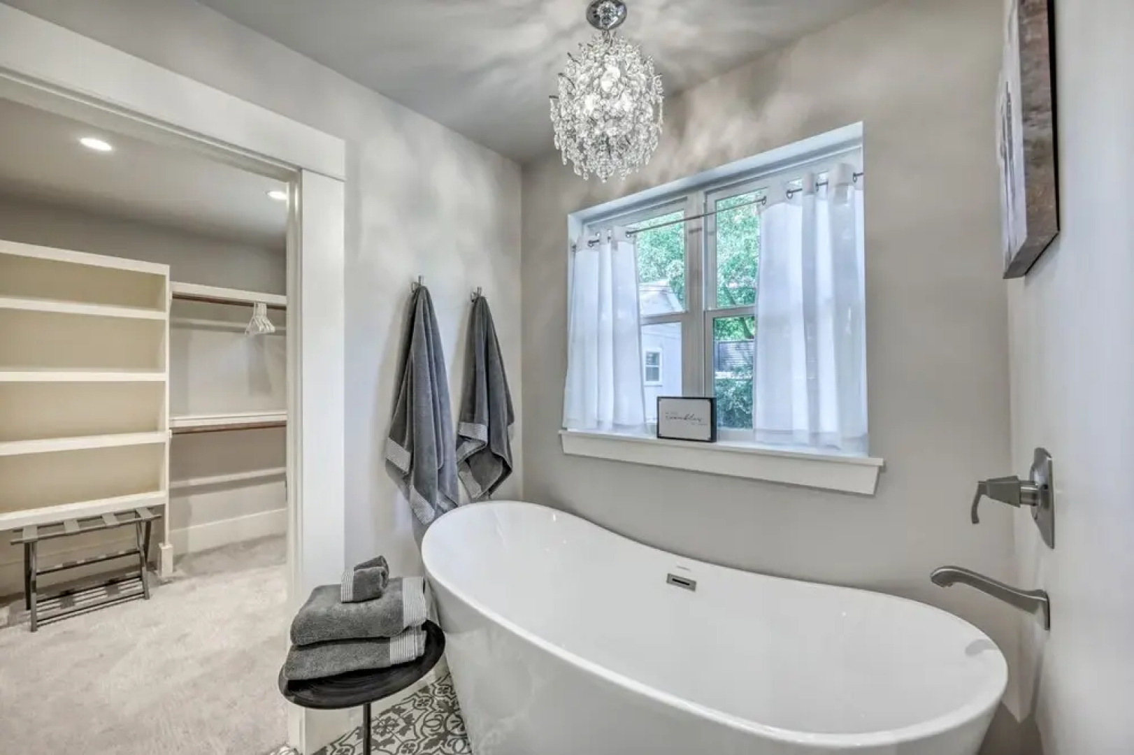 Modern Luxurious Home-w/game Room and Firepit!