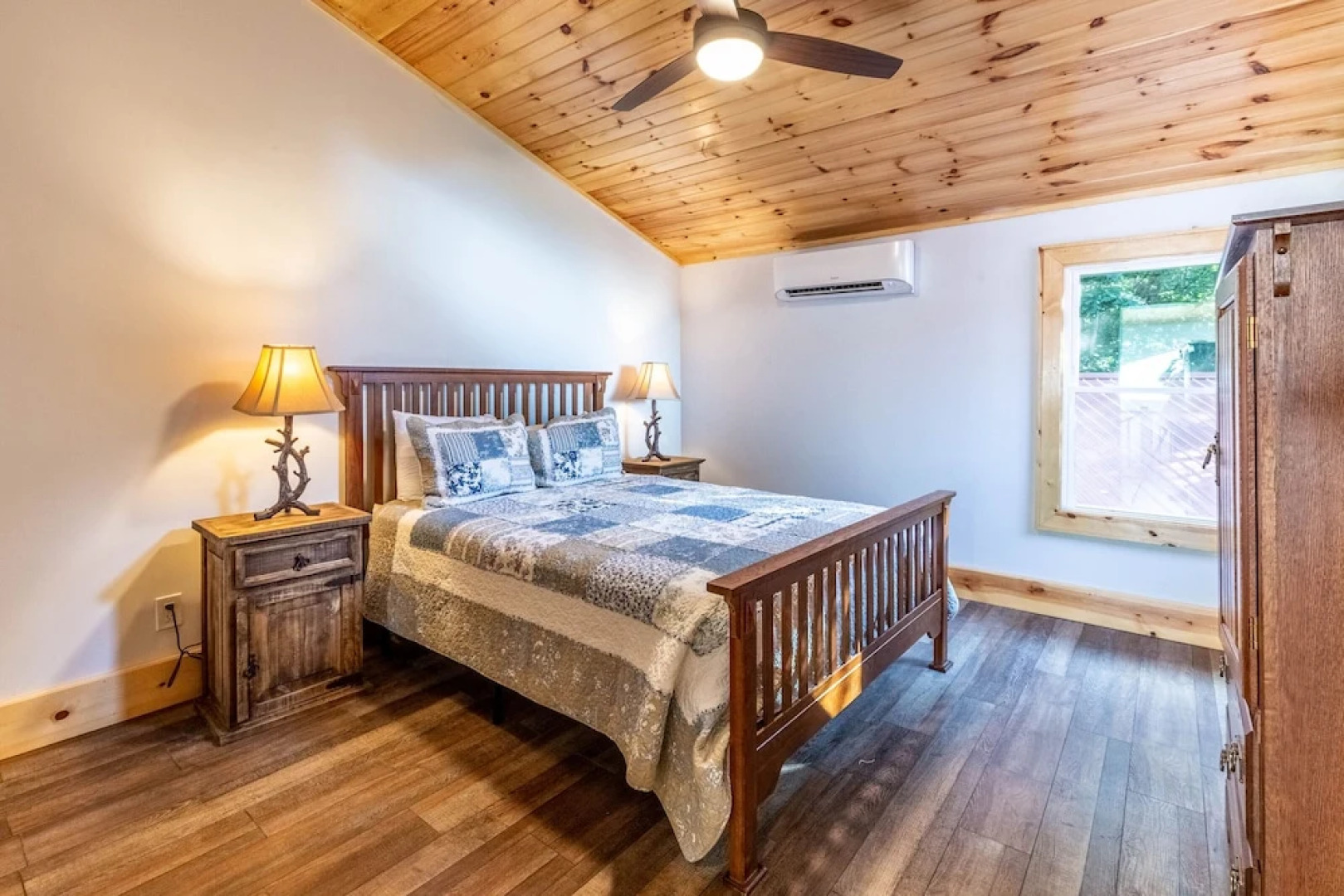 Stunning 2BR Cabin with Mountain Views