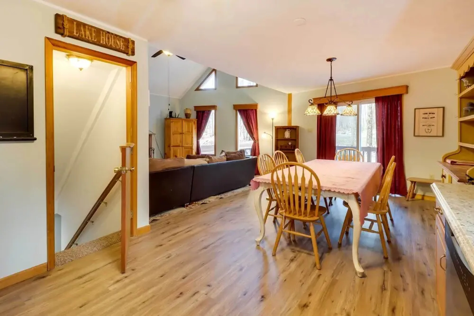 Spacious Pocono Lake House Near Skiing & Swimming!