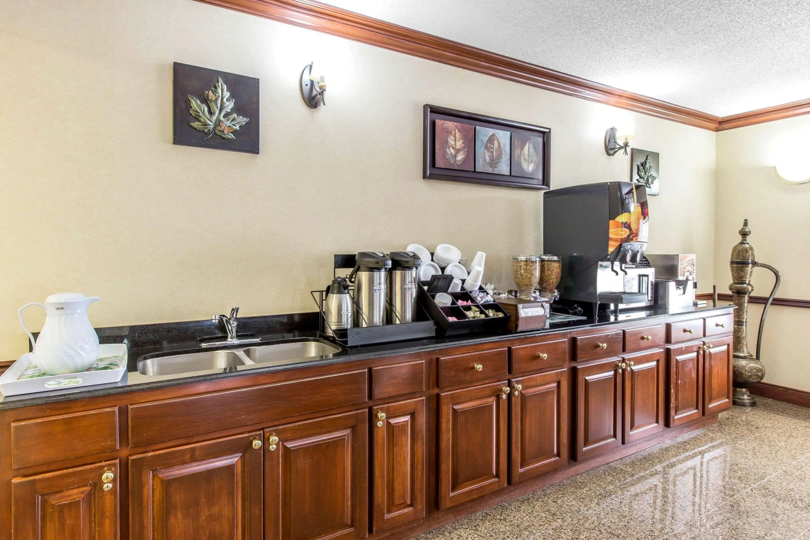 Econo Lodge At Six Flags