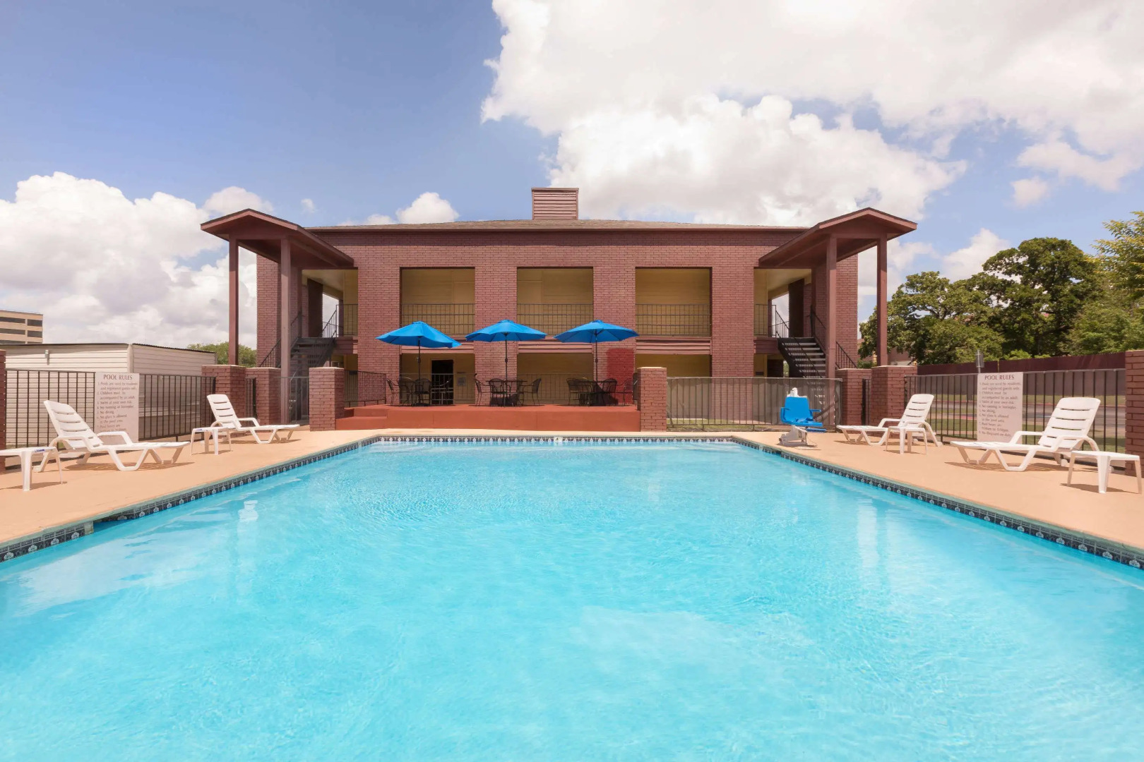 Days Inn by Wyndham College Station University Drive