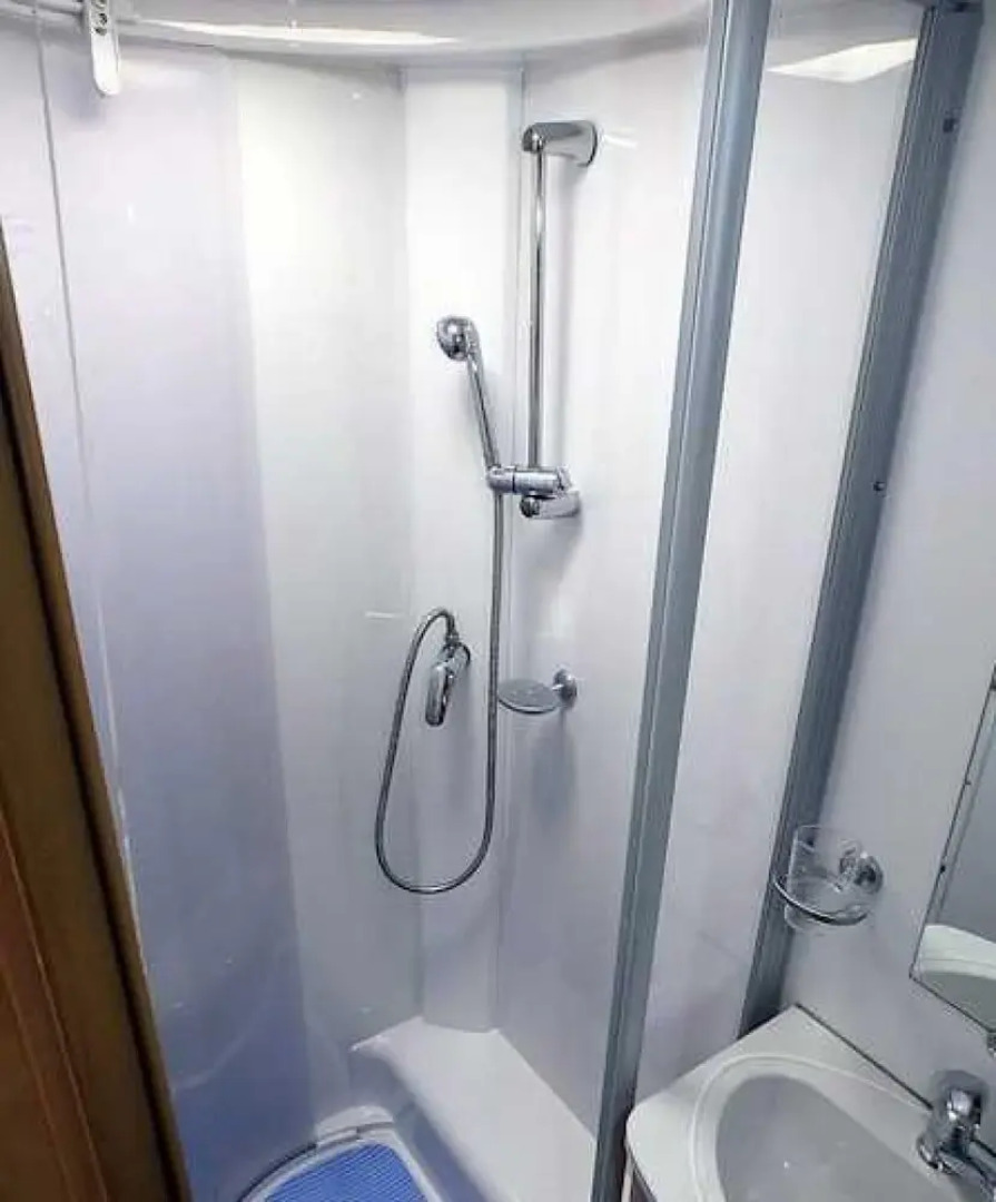 Stayzo Modern Caravan on a Family Friendly Site - With Free Wi-fi in the Chiltern Hills