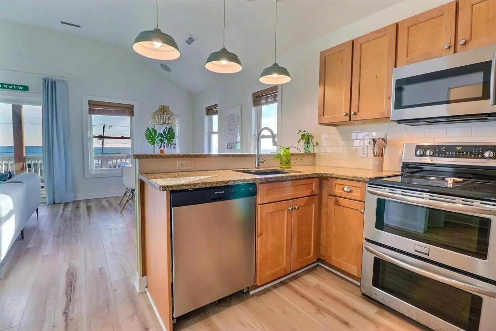 4120 The Shake Shack Across Street from Beach