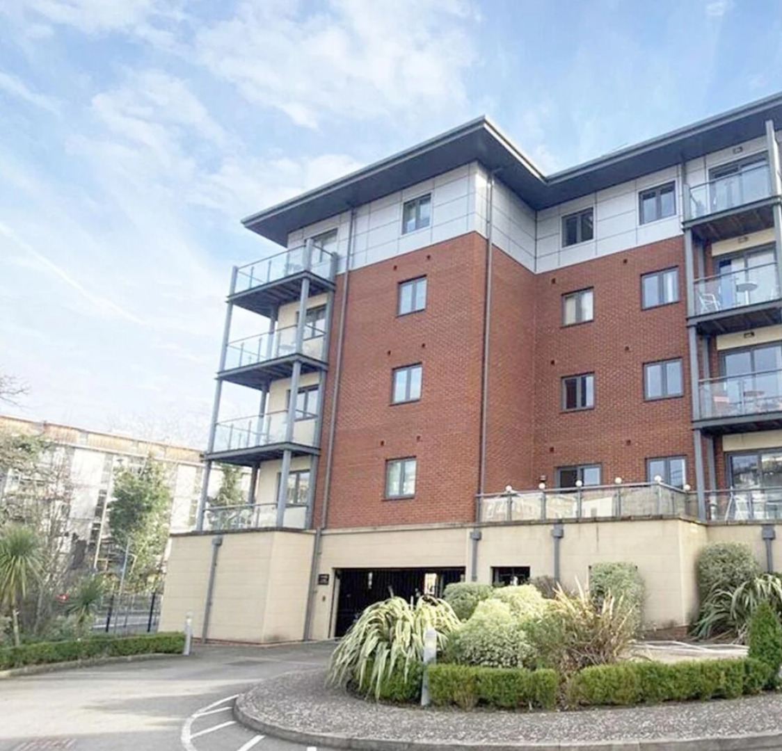 Continental Apartments -2-bed Farnborough Train St