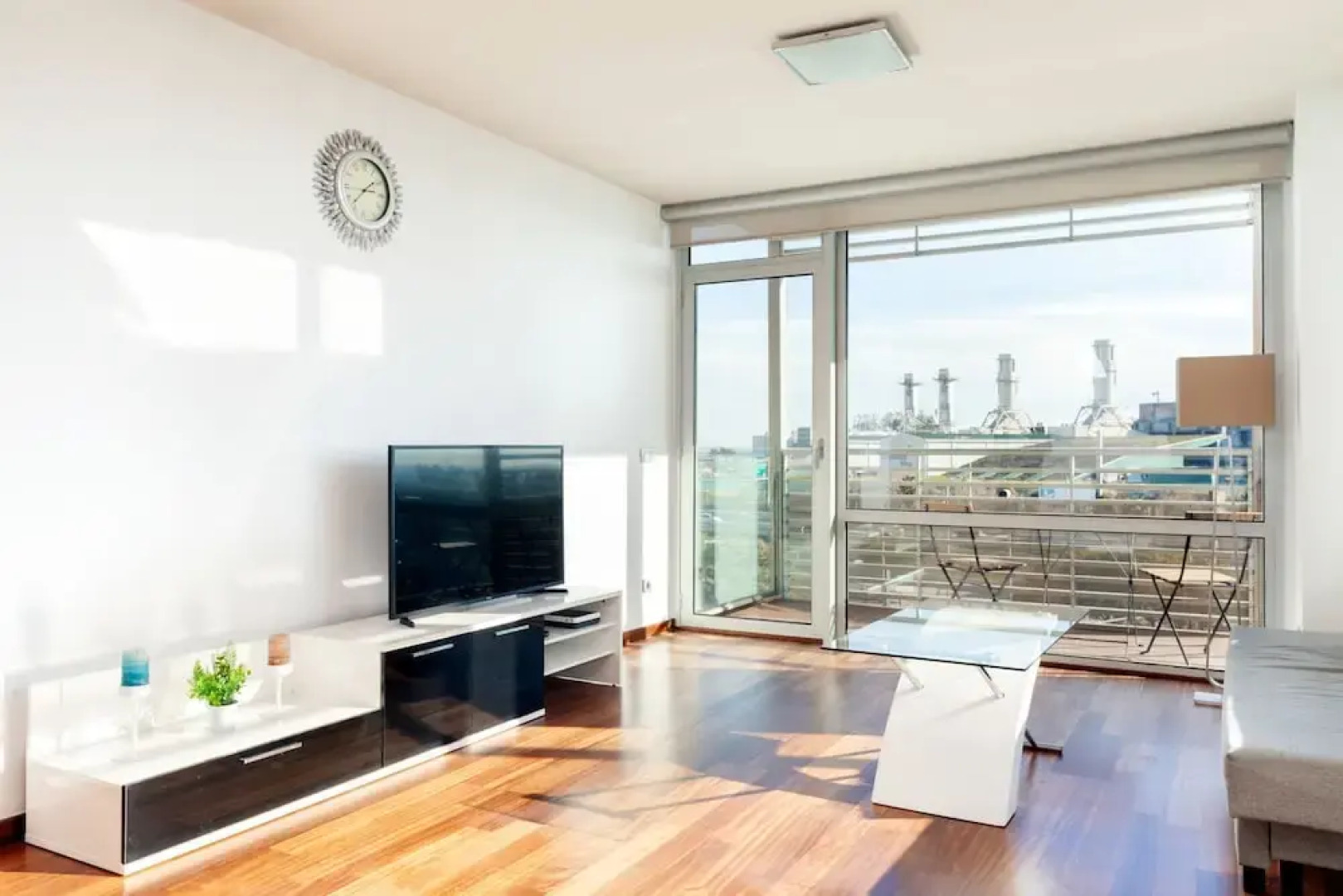 Akira Flats Port Fòrum