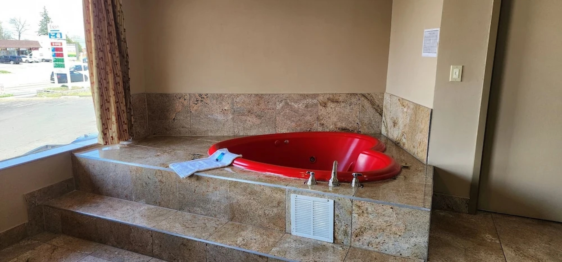 Townhouse Inn & Suites