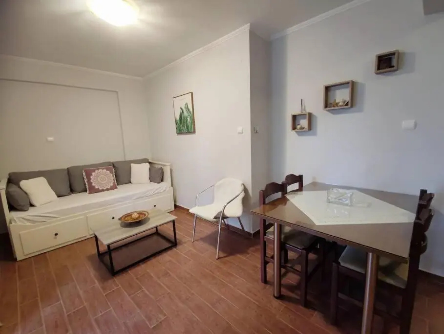 1. Lovely house with garden and free parking