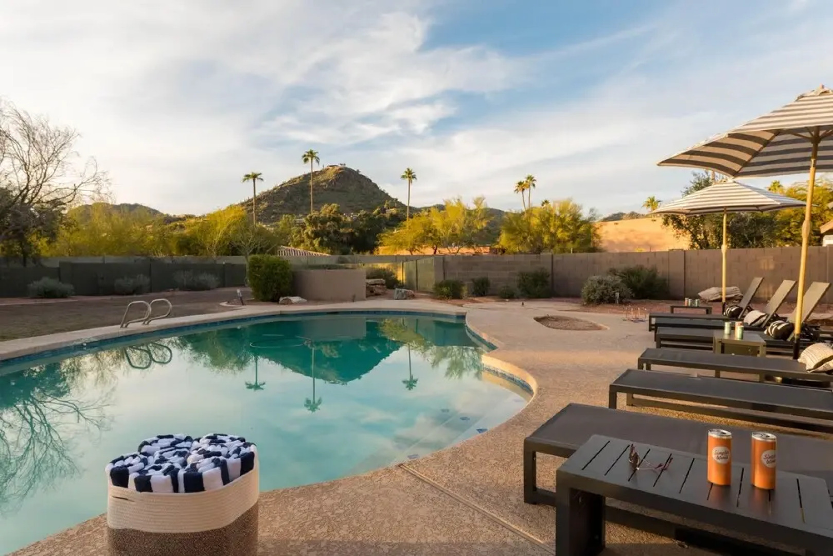 Caspian - Spacious Desert Oasis w Pool, Table Tennis, & Fire Pit