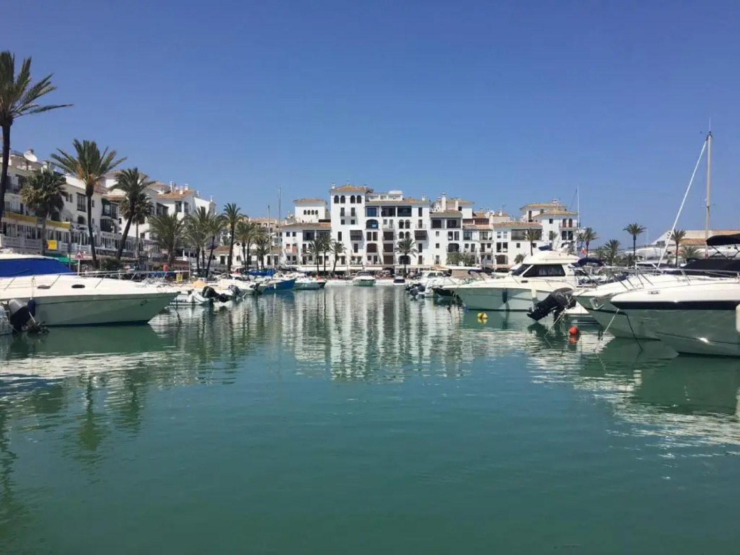 2233-Lovely 2 bedrooms on the beach, pool and port