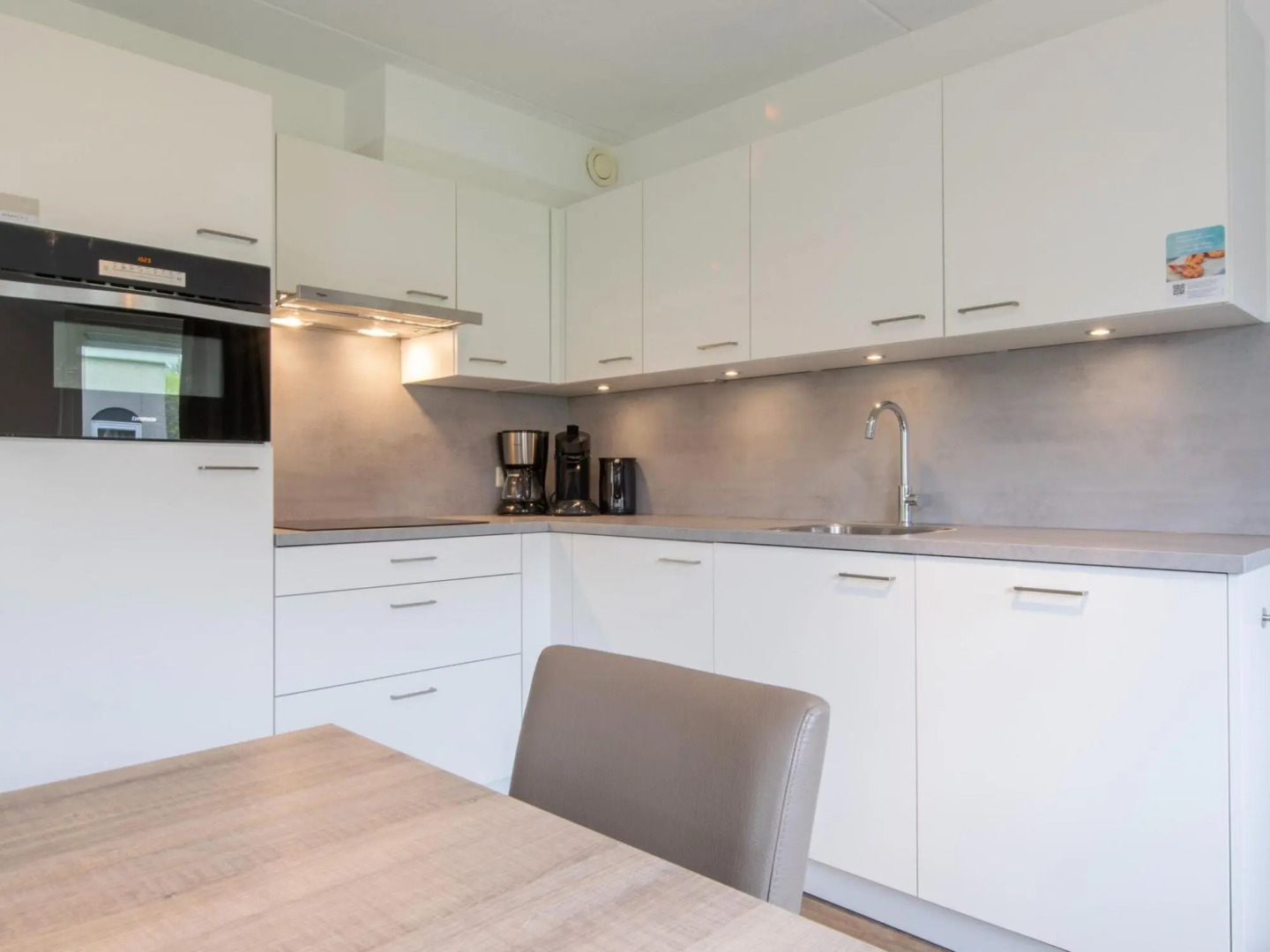 Restyled Bungalow With Dishwasher, Near the Beach