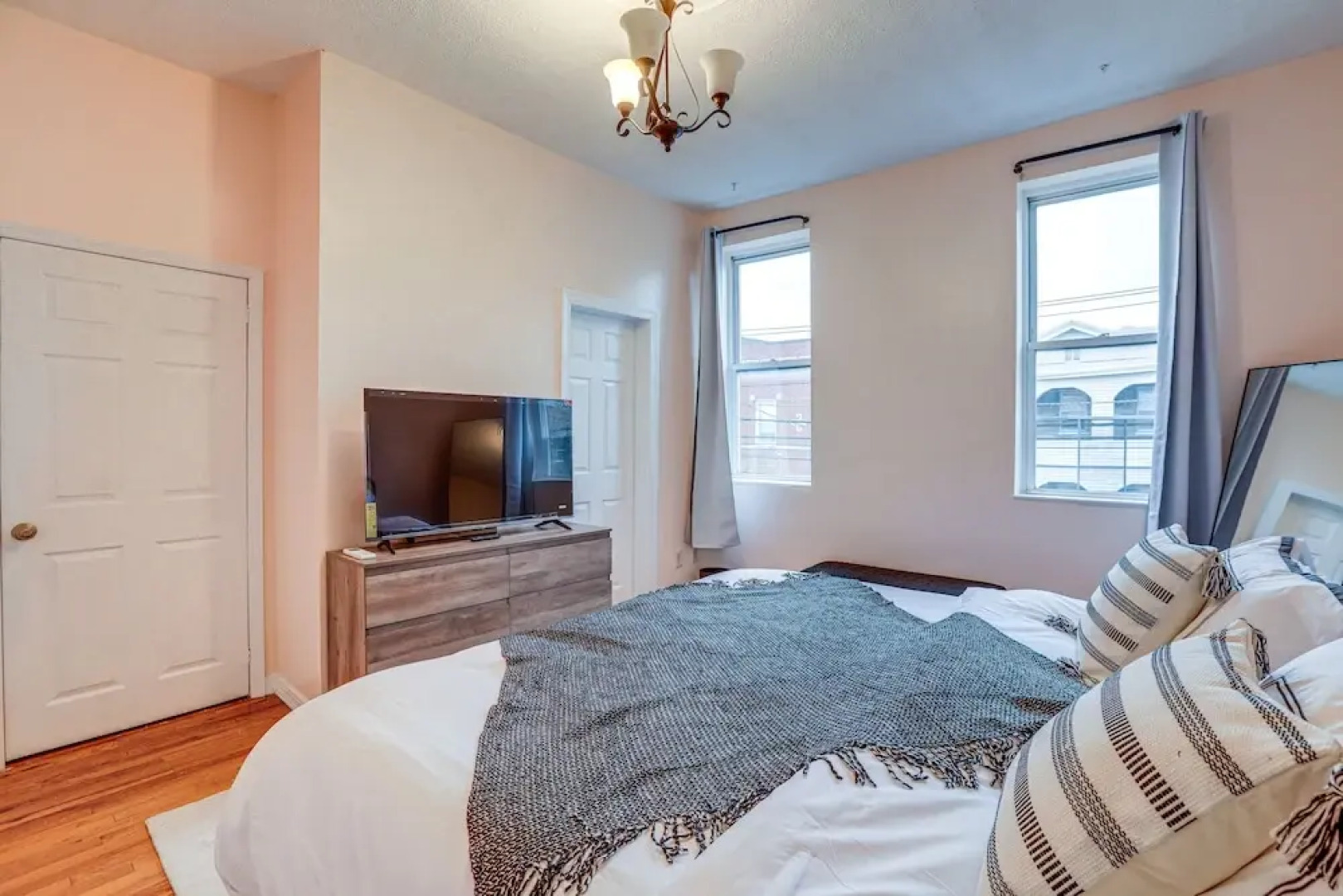 Comfy Bayonne Townhome ~ 11 Mi to NYC Attractions