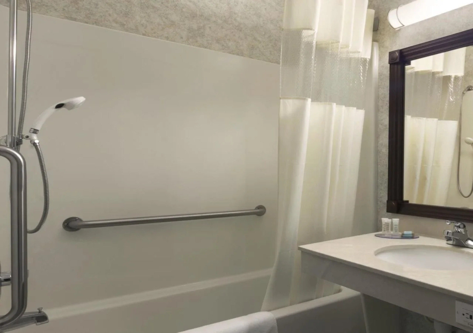 Travelodge & Suites by Wyndham Fargo/Moorhead