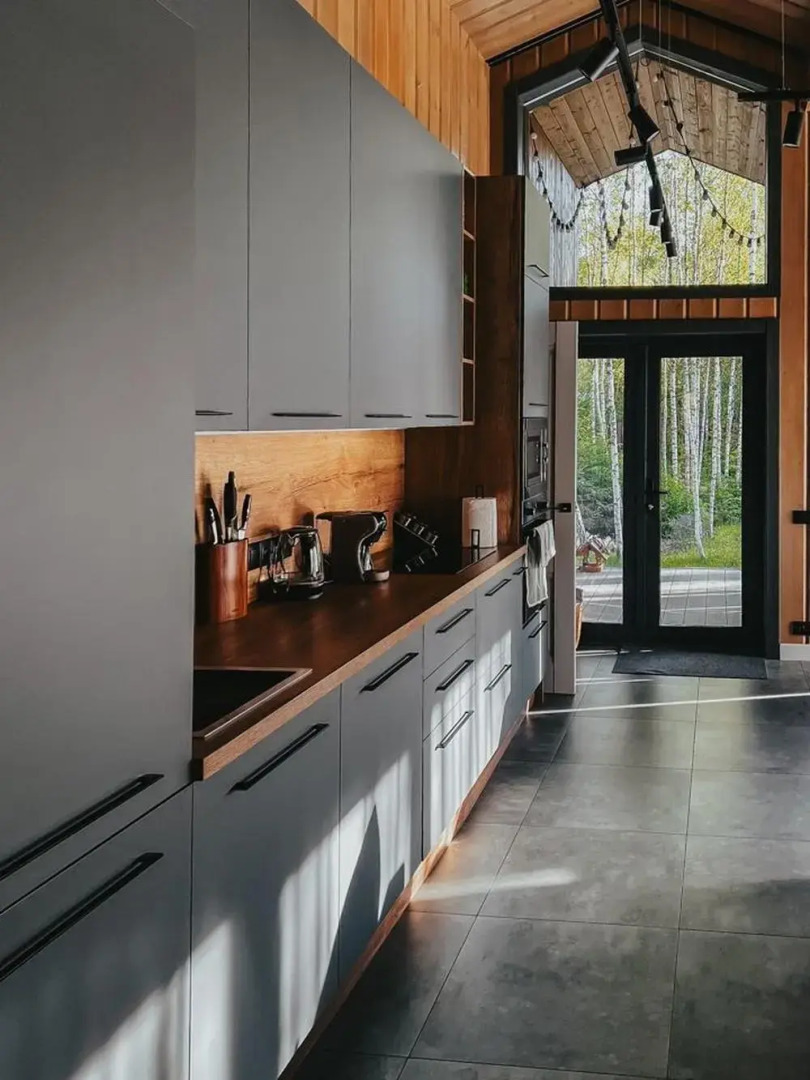 Пaноpaмный дом в хвойнoм лесу с сaуной