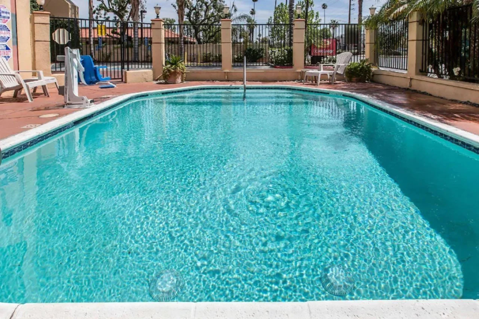 Econo Lodge Inn & Suites Riverside - Corona