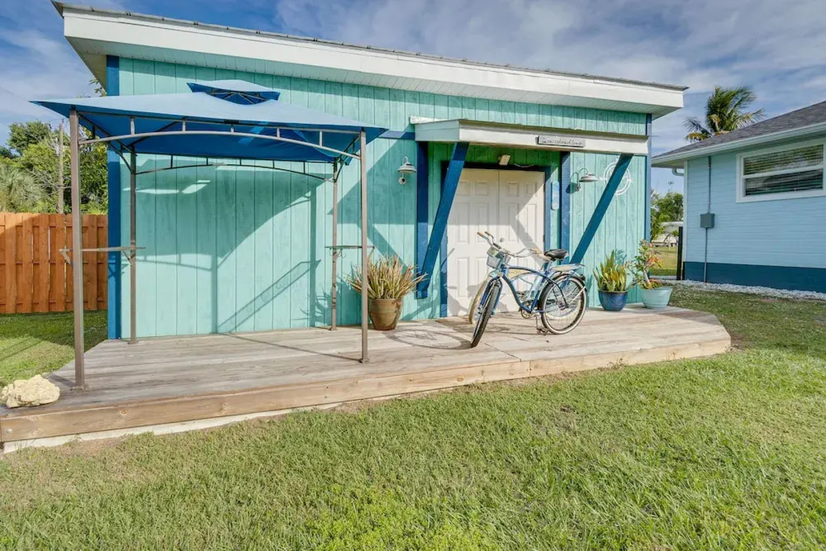 Stylish Bokeelia Home: Deck & Outdoor Dining Area!