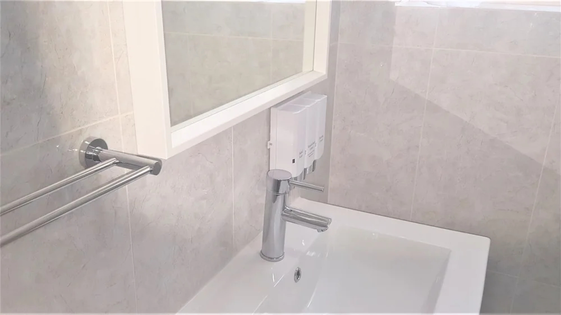 Hibiscus Lakeside Motel