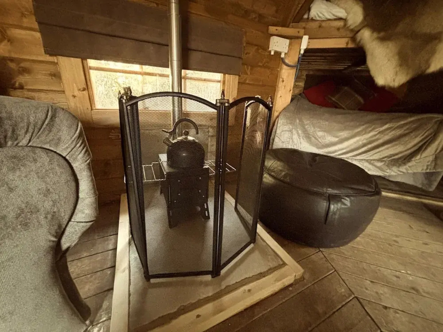 Hobbit Haven Hot Tub and Countryside Bliss