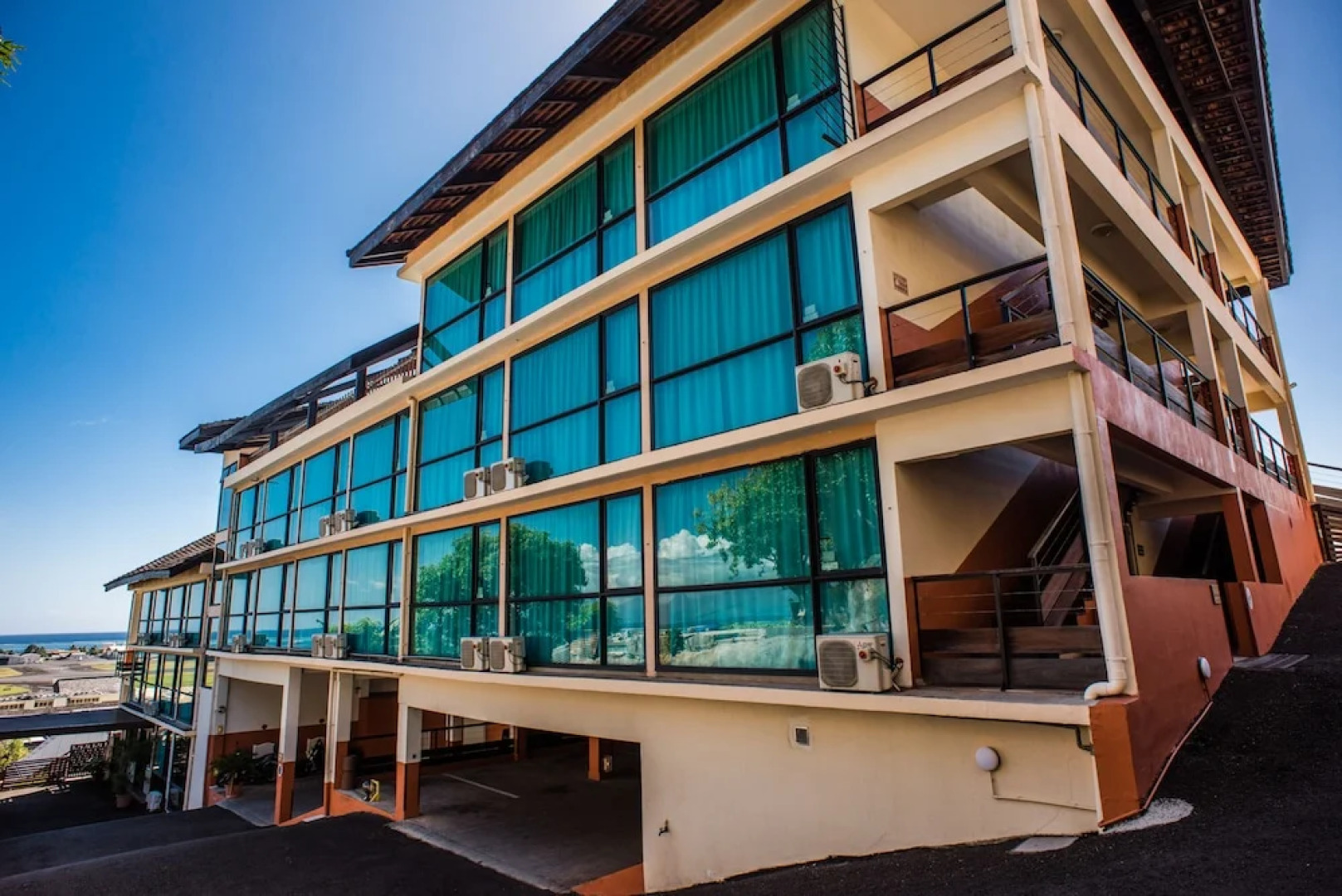 Tiki Hotel - Hospitality School of Tahiti