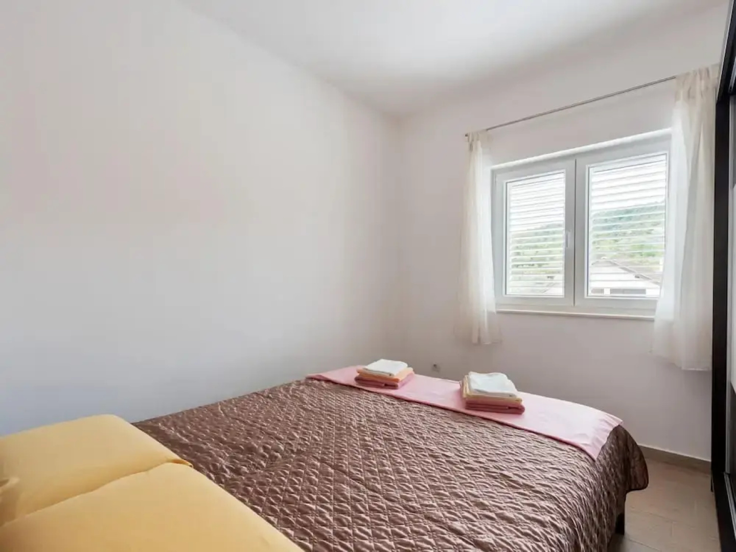 Simplistic Apartment in Neviđane near Sea Beach