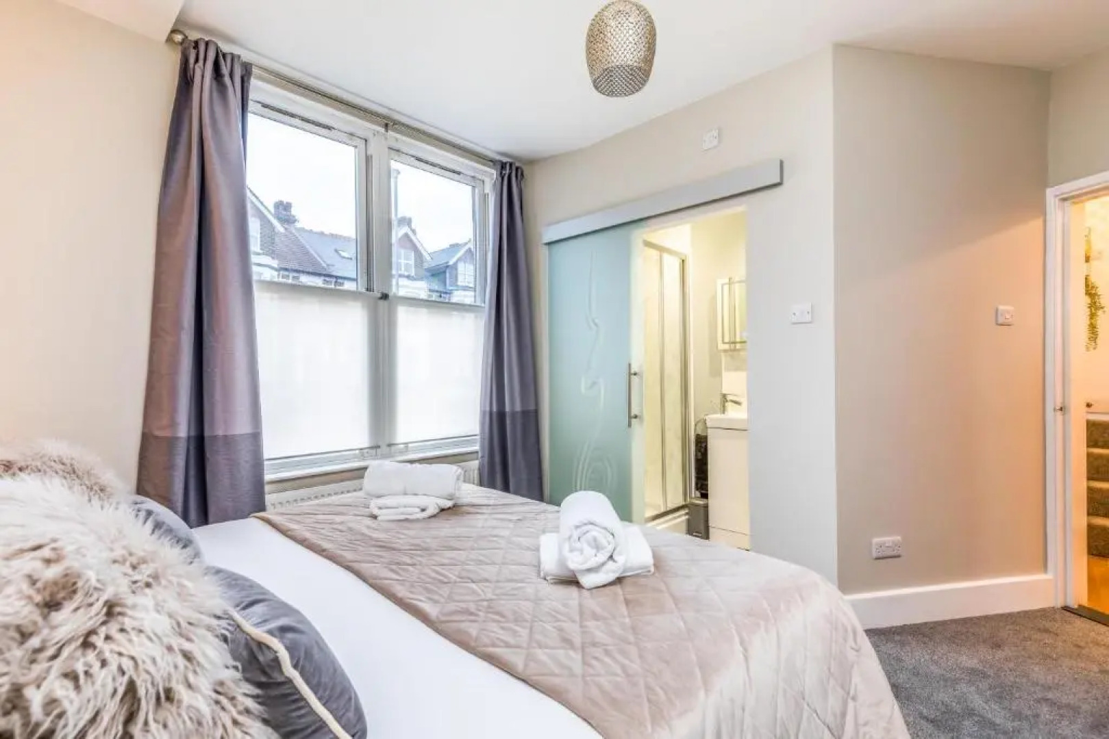 City & Beach at Your Reach - Courtyard & Parking