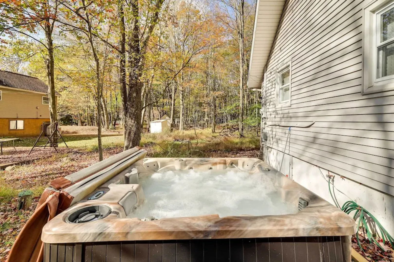 Pet-friendly Cabin w/ Hot Tub in Pocono Lake!
